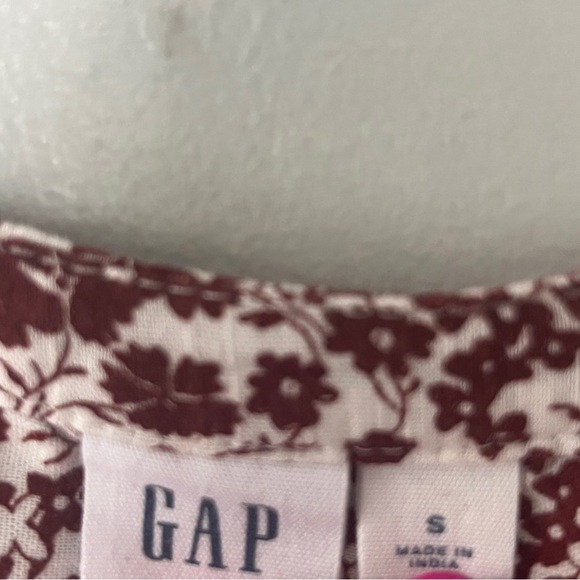 GAP Sleeveless Floral Blouse – Size Small – Maroon Brown & White Print - Picture 3 of 7